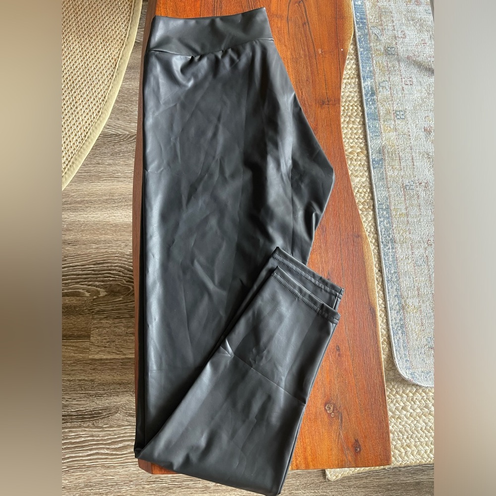 NWOT FAUX LEATHER legging, with stretch